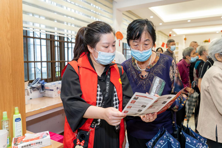 神經內科的9名專家為菱藕社區(qū)居民提供免費醫(yī)療義診和健康咨詢服務