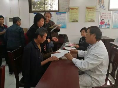 區(qū)疾控中心為小白峪社區(qū)老年人開(kāi)展免費(fèi)健康查體活動(dòng)